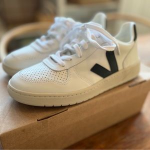 NWT (box) Veja V-10 sneakers. Size EU 40/US 9.